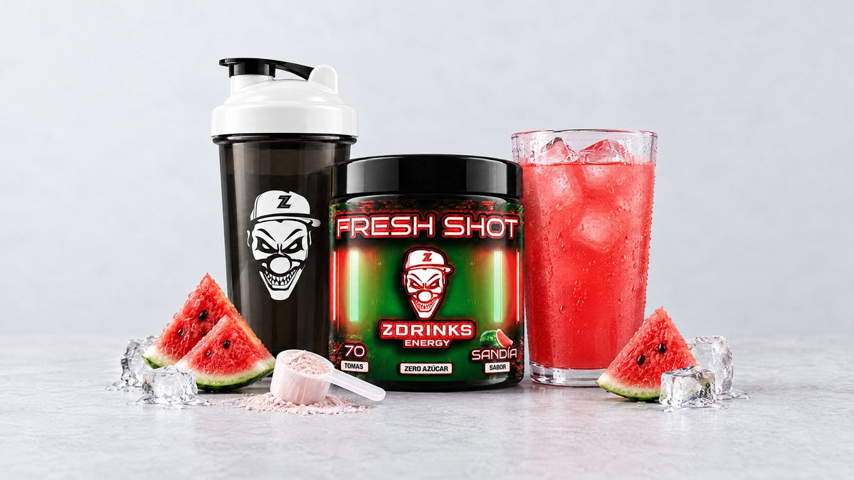 Bebida energética sin gas Z Drinks Fresh Shot sabor sandía en vaso con hielo junto al bote y el shaker Dark de Z Drinks