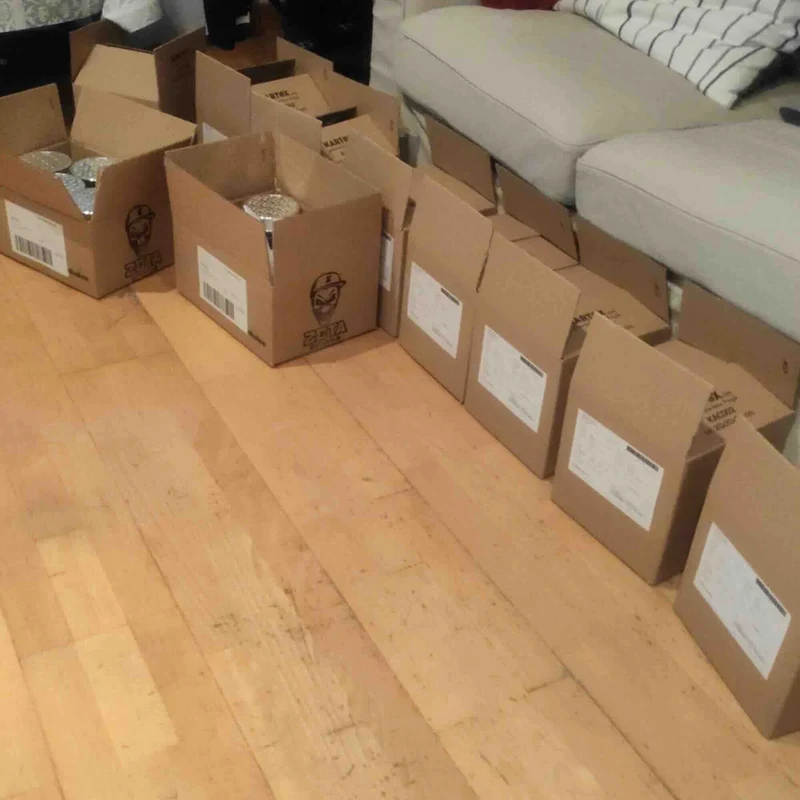 Cajas de los primeros pedidos de Z Drinks en el piso