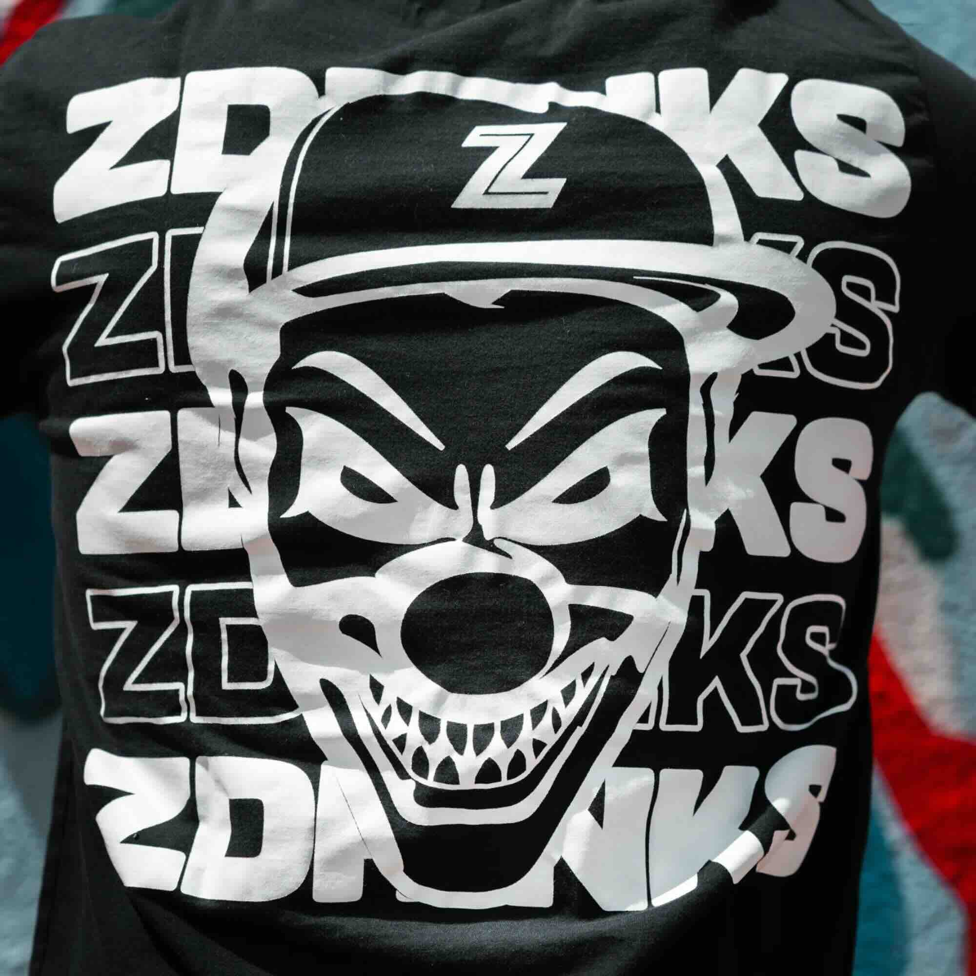 Camiseta Z Drinks Essentia negra — vista alternativa del diseño / Z Drinks Essentia black t-shirt — alternative design view