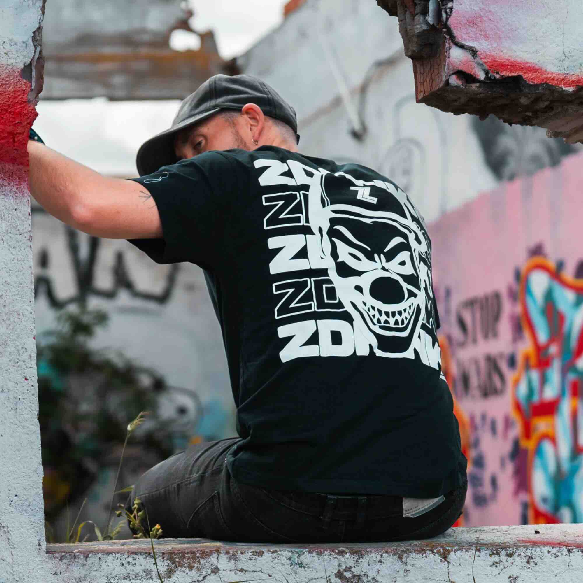 Camiseta Z Drinks Essentia negra — detalle del diseño y acabado de la tela / Z Drinks Essentia black t-shirt — design and fabric finish detail