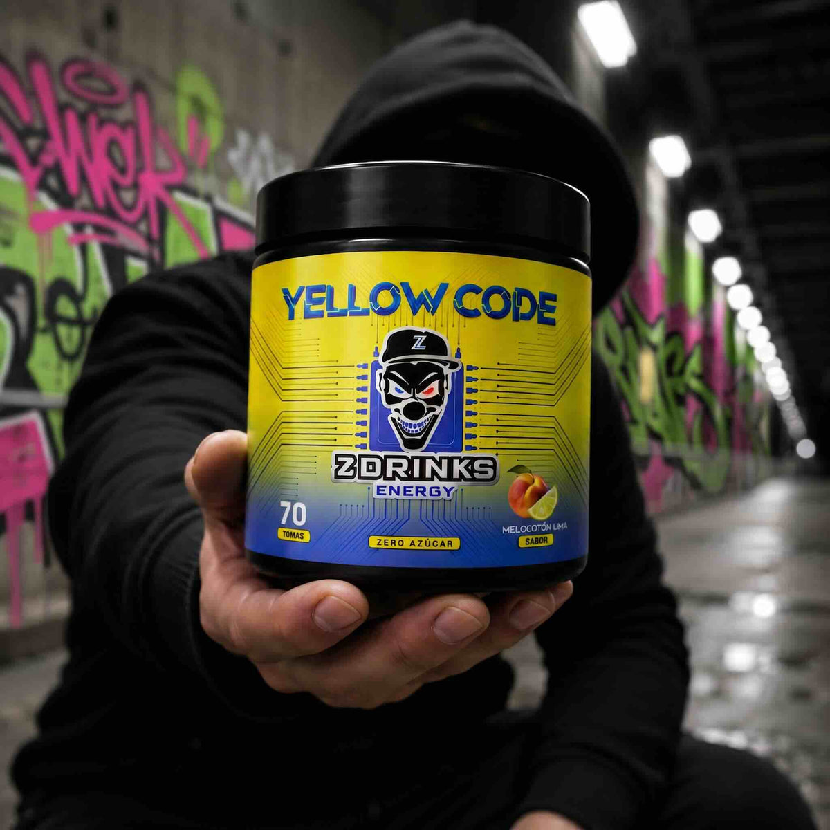 Z Drinks comunidad — chico con capucha tomando Z Drinks Energy, gaming y rendimiento / Z Drinks community — guy in hoodie drinking Z Drinks Energy, gaming and performance