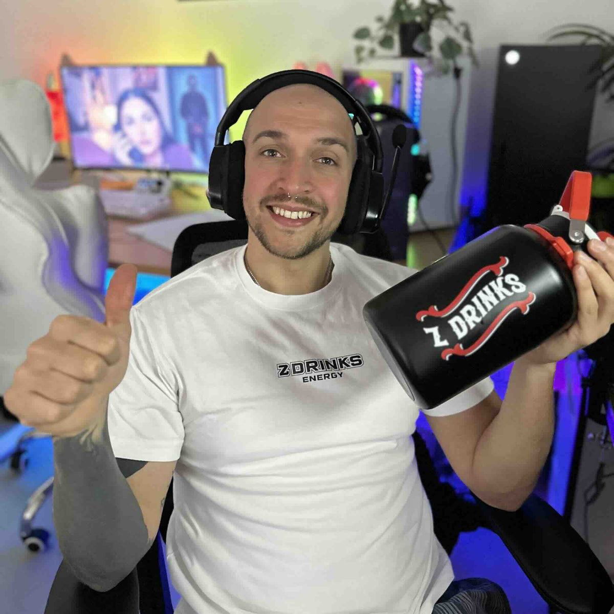 Z Drinks creador Adrián — colaborador del programa Z·Army tomando Z Drinks Energy / Z Drinks creator Adrián — Z·Army program collaborator drinking Z Drinks Energy