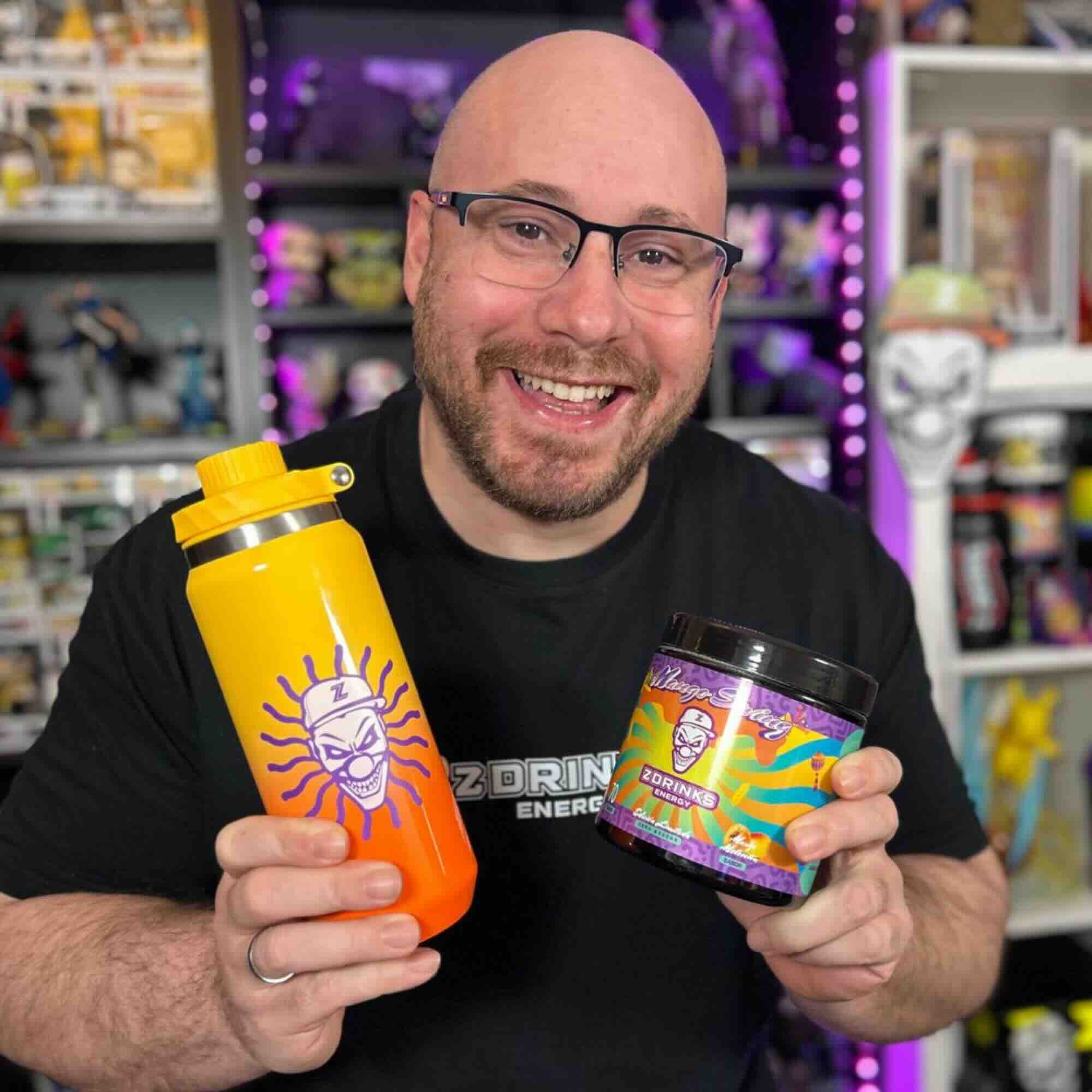 Z Drinks creador Kalios — colaborador del programa Z·Army tomando Z Drinks Energy / Z Drinks creator Kalios — Z·Army program collaborator drinking Z Drinks Energy
