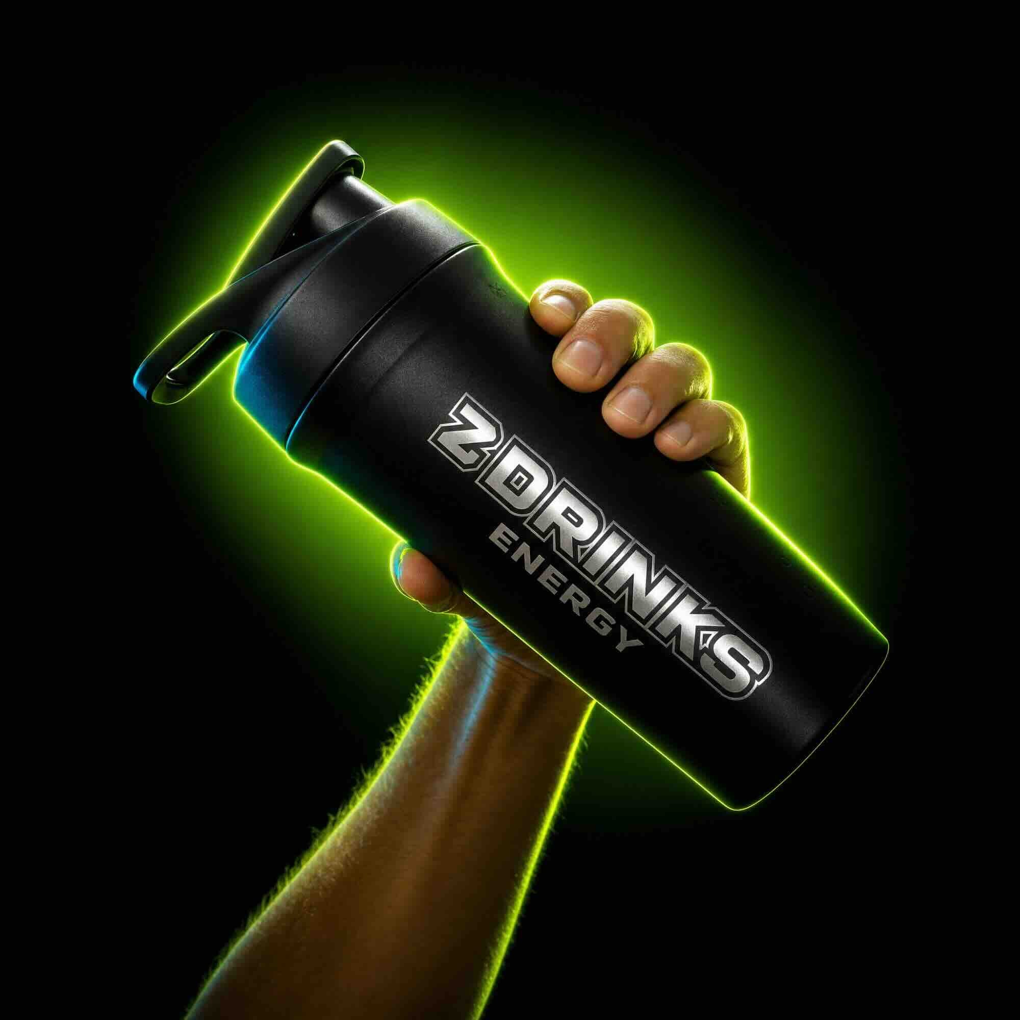 Z Drinks shaker INOX — imagen lifestyle, acero inoxidable negro mate con skull, el shaker premium de Z Drinks / Z Drinks INOX shaker — lifestyle image, matte black stainless steel with skull, Z Drinks premium shaker